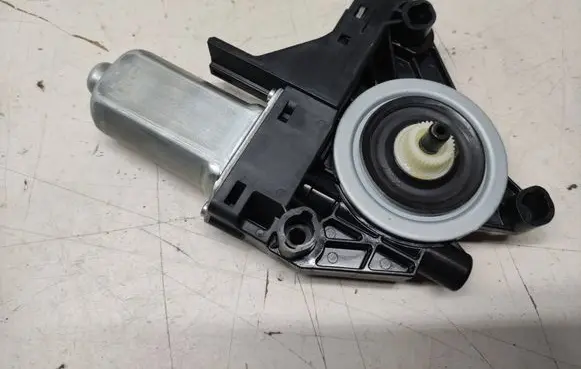Volvo XC60 Front door window regulator motor 966268