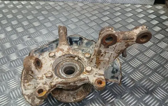 Toyota RAV 4 (XA30) Front wheel hub spindle knuckle