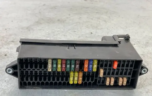 Volkswagen Touran I Fuse module 3944564
