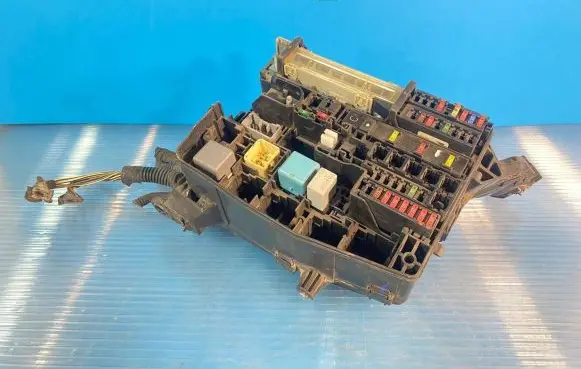 Toyota Auris 150 Fuse module 7233R0A1