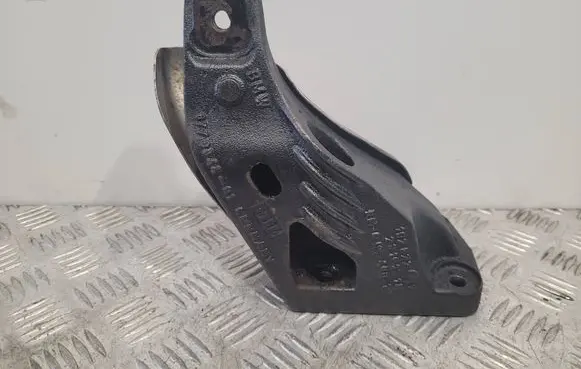 Engine mounting bracket