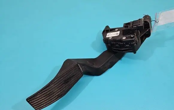 Accelerator throttle pedal