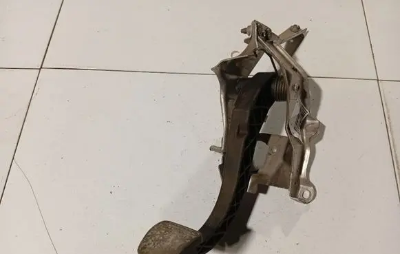 Opel Tigra B Clutch pedal 