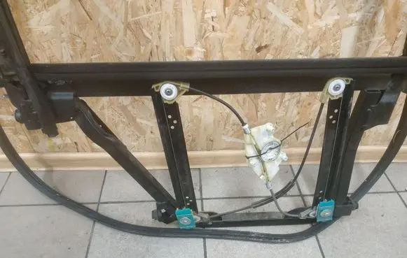 Volkswagen Touareg I Rear window lifting mechanism without motor