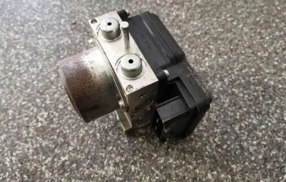 Nissan Leaf I (ZE0) ABS Pump 476604NC0A