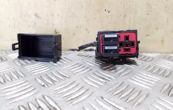 Volvo S60 Relay mounting block 