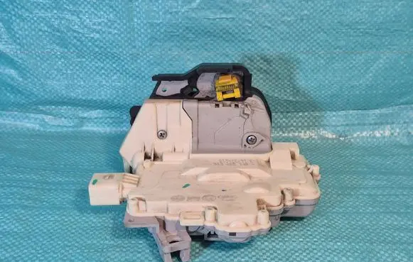 Audi A6 S6 C6 4F Front door lock 4F1837016 8378016
