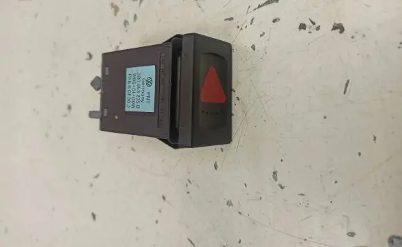 Volkswagen PASSAT B5.5 Hazard light switch 3B0953235D