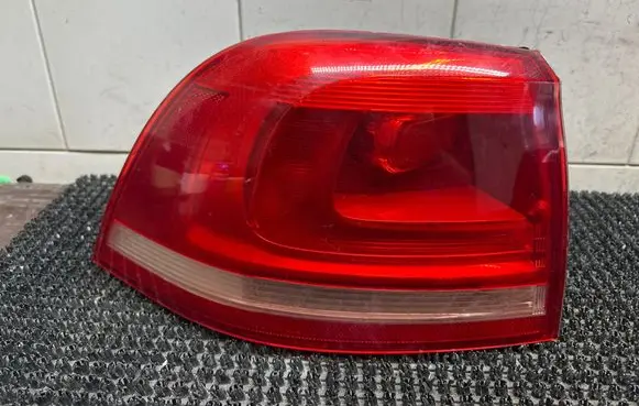 Volkswagen Touareg II Rear/tail lights 7P6945095D 89090226