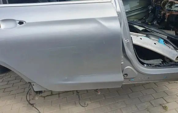 Chrysler 200 Rear door