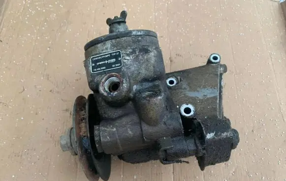 Mercedes-Benz W123 Power steering pump