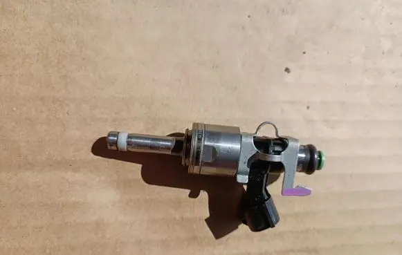 Subaru Forester SK Fuel injector 16611AB030