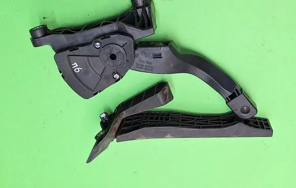 Hyundai i40 Accelerator throttle pedal 327272T900 LLH0076C3Z900