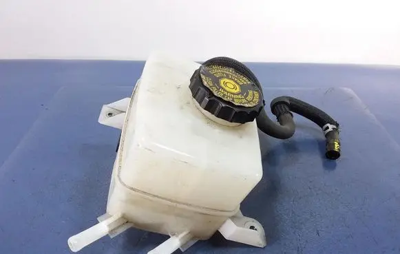 Cadillac SRX Brake fluid reservoir