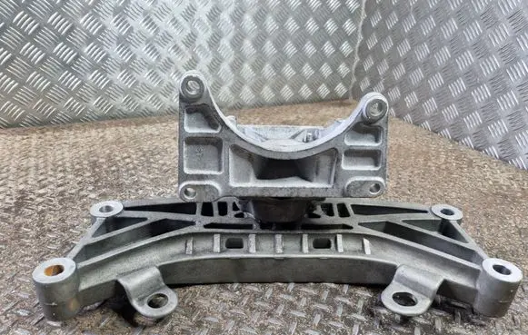 Gearbox mounting bracket