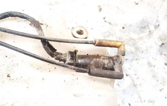 Ford Mondeo MK II Windscreen/windshield washer pump 93bb17k62
