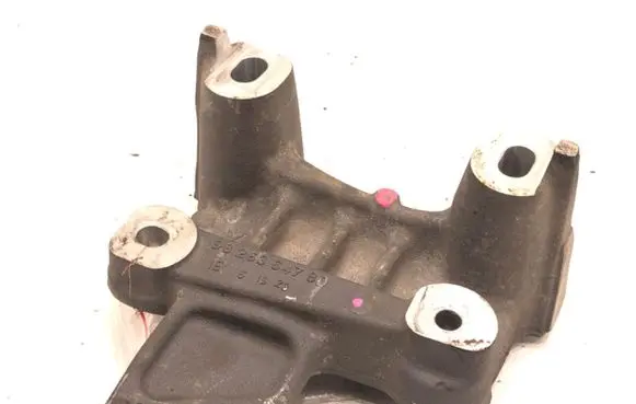 Engine mounting bracket