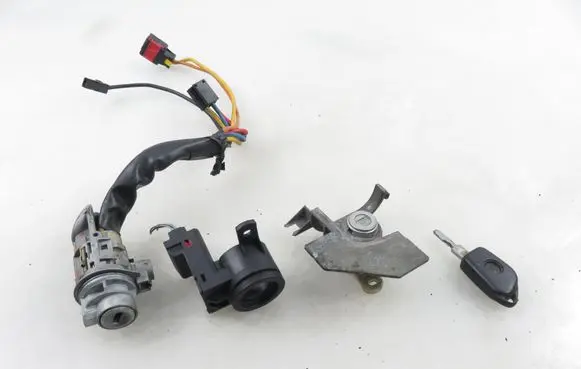 Peugeot 406 Ignition lock N0500108