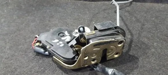 Mazda 626 Front door lock NENUSTAYTA