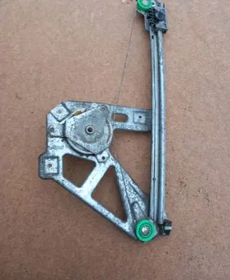 Rear door manual window regulator