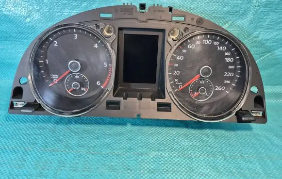 Volkswagen PASSAT B7 Speedometer (instrument cluster) 3AA920870A 004701