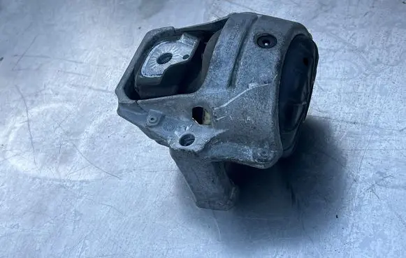 Engine mount bracket