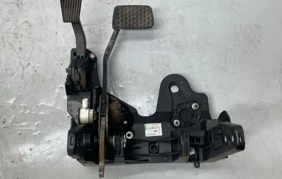 Opel Zafira C Pedal assembly 13400085