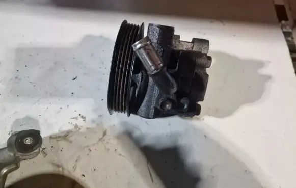 Toyota Corolla Verso AR10 Power steering pump