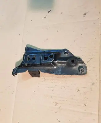 Fender mounting bracket
