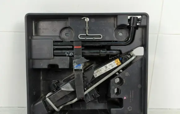 Renault Kangoo I Tool set 997101047R