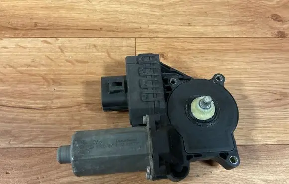 Ford Mondeo Mk III Front door window regulator motor 0130821771
