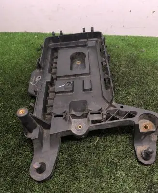 Volkswagen Golf V Battery tray 1KM915333
