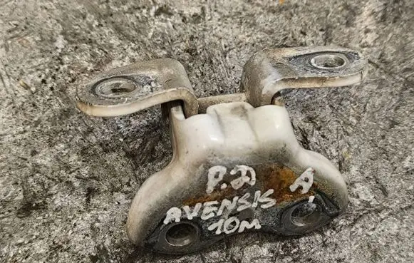 Toyota Avensis T270 Front door lower hinge 