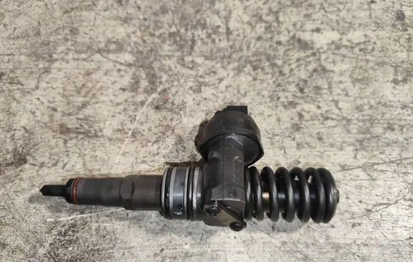 Skoda Fabia Mk1 (6Y) Fuel injector 0414720215 038130073ag