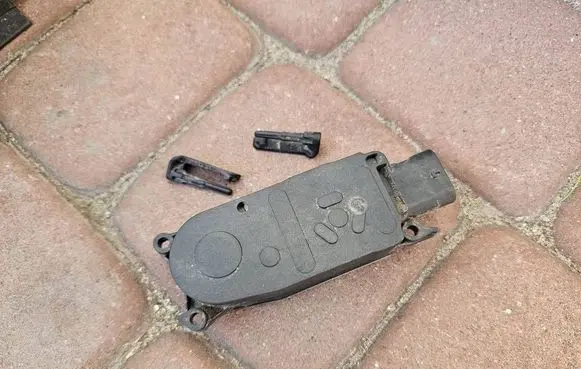Opel Mokka B Air flap motor/actuator 5877R1001