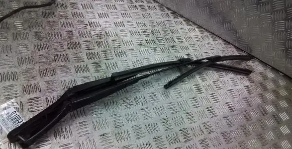 Volkswagen PASSAT B6 Front wiper blade arm