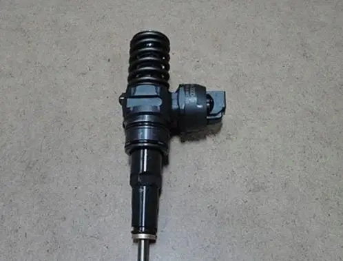 Volkswagen Golf IV Fuel injector 038130073F