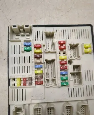 Renault Megane II Fuse module 284B60168R 519331E01 9636323141