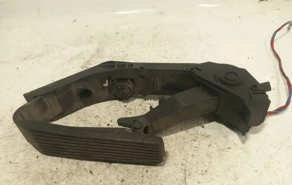 Mercedes-Benz E W211 Accelerator throttle pedal A2113000504