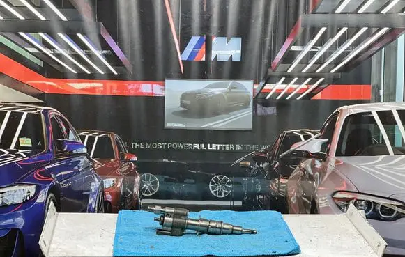BMW 3 E90 E91 Fuel injector 7589048