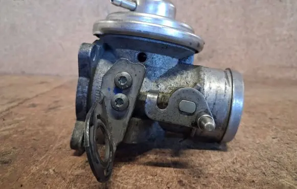 Volkswagen Golf IV EGR valve 038129637B