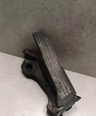 Accelerator throttle pedal