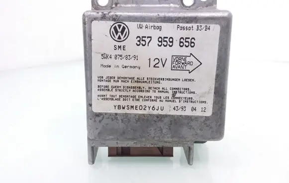 Volkswagen PASSAT B4 Airbag control unit/module 357959656 5WK4075