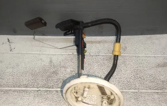 BMW 5 E60 E61 Fuel level sensor 6765849
