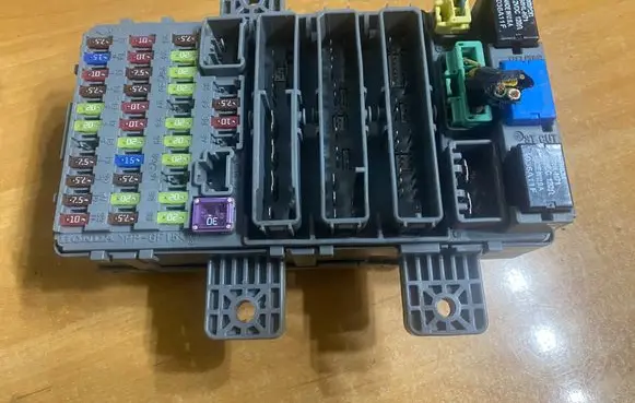 Honda Civic Fuse module 37832LN 2LNH0AKP 060328