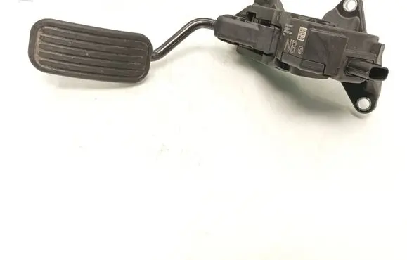 Accelerator throttle pedal