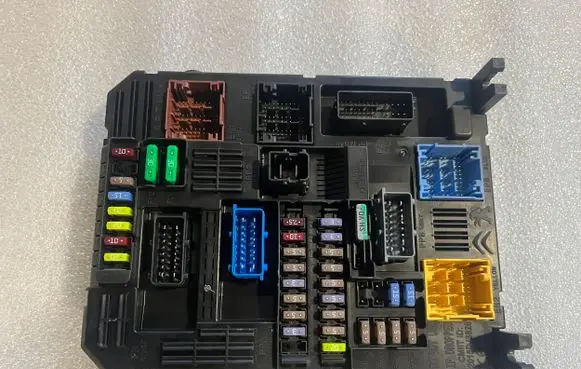 Citroen C4 III e-C4 Fuse box set 9832881080