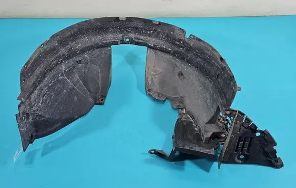 Front wheel arch liner splash guards