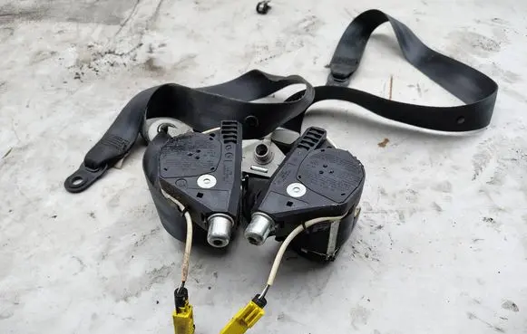 Volkswagen Caddy Front seatbelt 