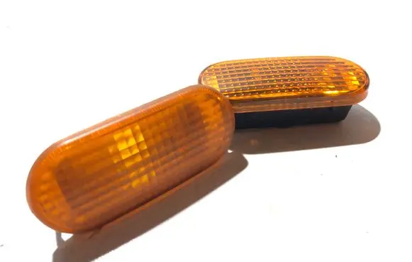 Front fender indicator light